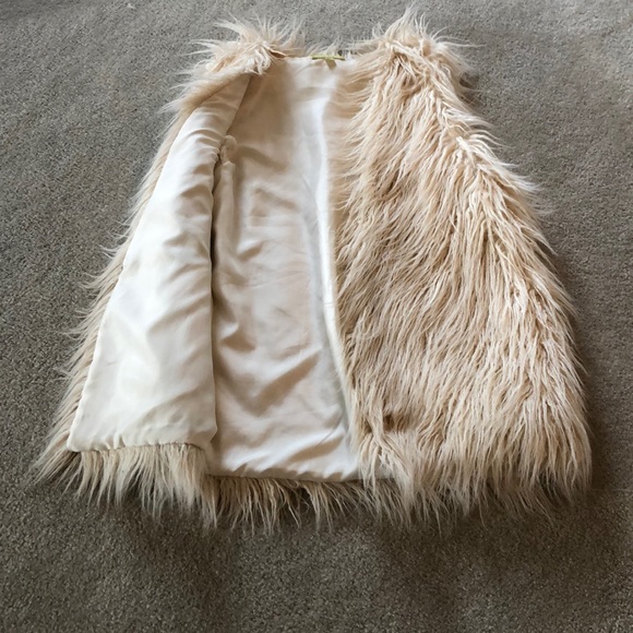 Faux fur vest - Picture 2 of 4